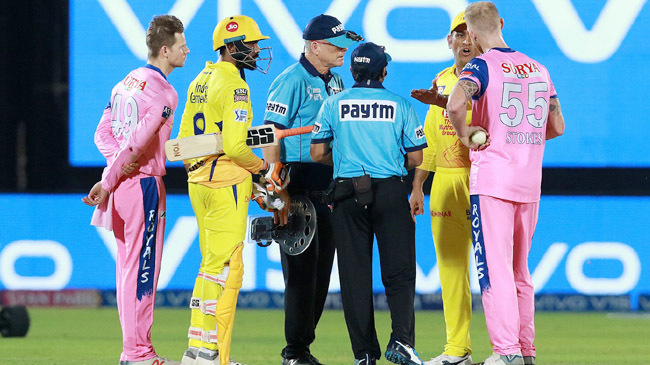 ms dhoni with umpires at jaipur