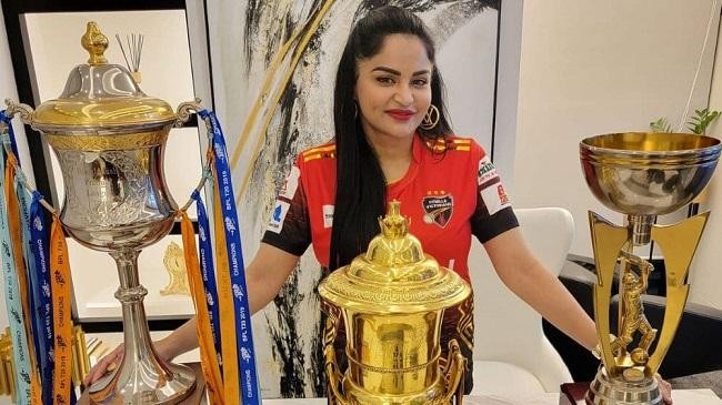 nafisa kamal with bpl trophy