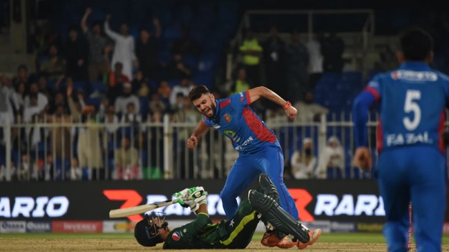 naveen ul haq knocked over saim ayub afghanistan vs pakistan