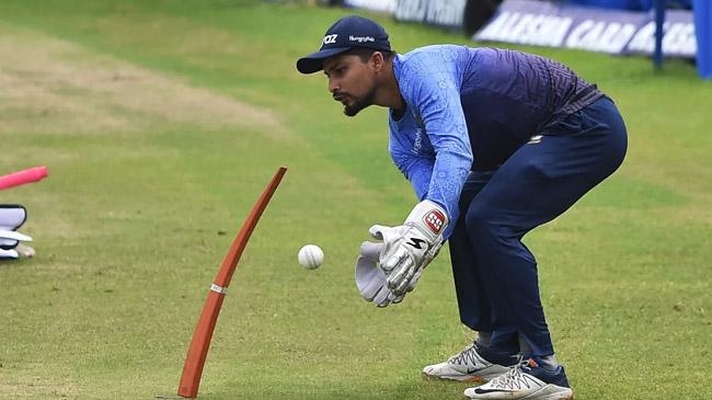 nurul hasan keeps wicket training