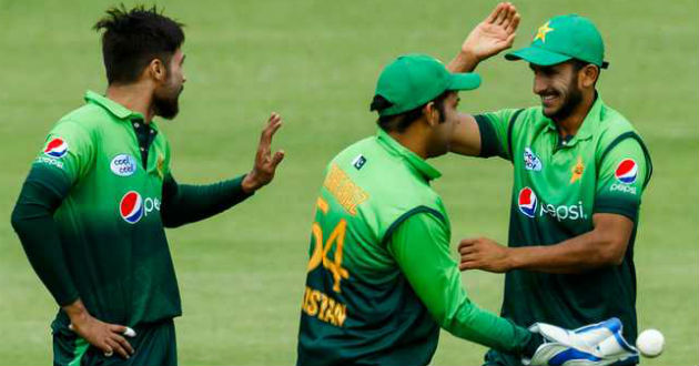 pakistan celebrate a wicket