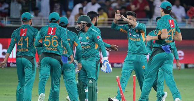 pakistan celebrating a wicket