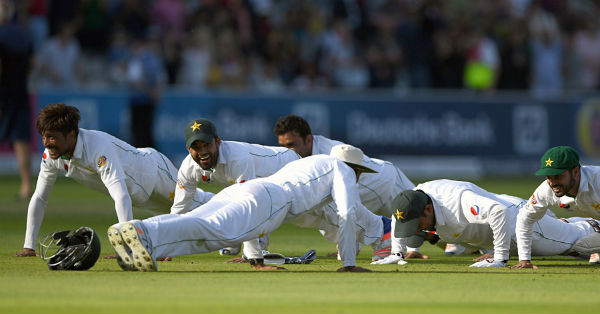 pakistan celebrating after beating england at lords
