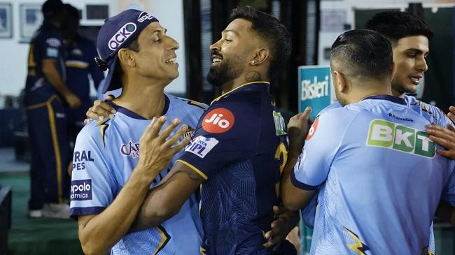 pandya gives nehra a post win hug