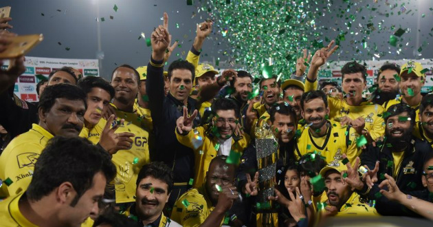 peshawar zalmi celebrating their title