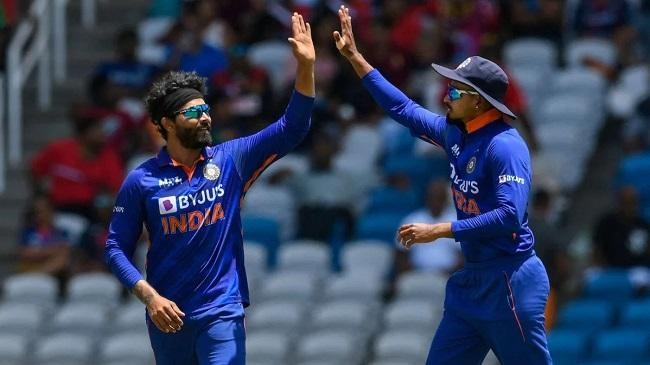 ravindra jadeja has a high five with shreyas iyer after