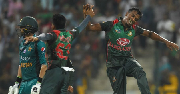 rubel hossain celebrating wicket of shoaib malik