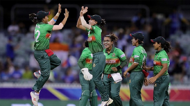 salma khatun celebrates after taking the wicket