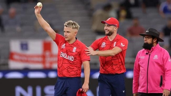 sam curran shows off the ball