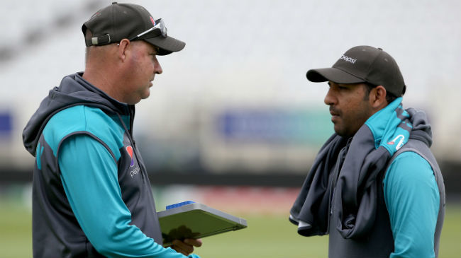 sarfaraz and arthur have a chat during pakistans training session