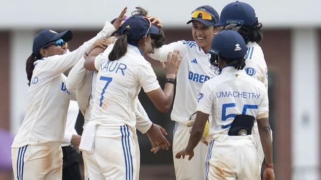 shafali is mobbed by her team mates