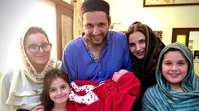 shahid afridi with daghter