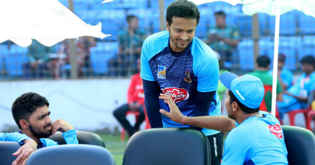 shakib al hasan chatting with soumya and mominul