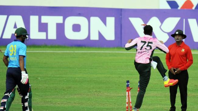 shakib al hasan kicking off the stumps in dhaka league against abahani