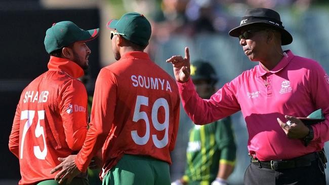 shakib al hasan with umpires 2