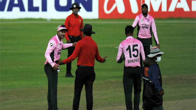 shakib angry to ampire in dpl