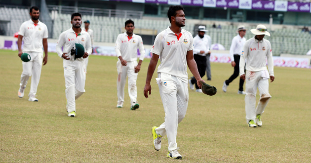 shakib coming back from field