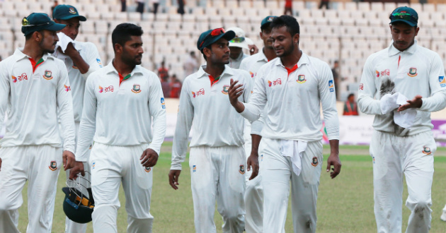 shakib coming out from field