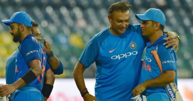 shastri stands beside dhoni while his bad times