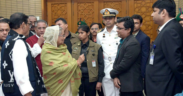 sheikh hasina with journalist