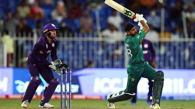 shoaib malik in action