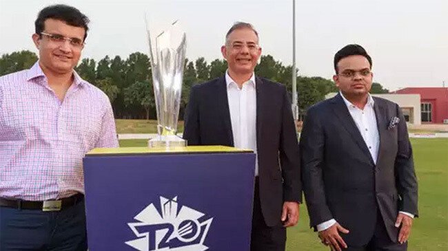 sourav ganguly with t 20 wc trophy