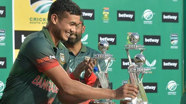 taskin and tamim receiving award