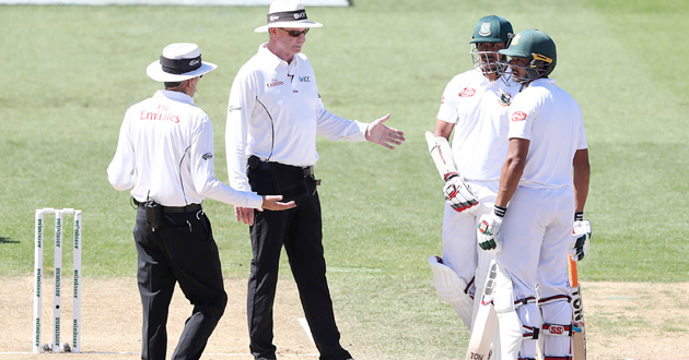 umpires chat with bangladesh batsmen