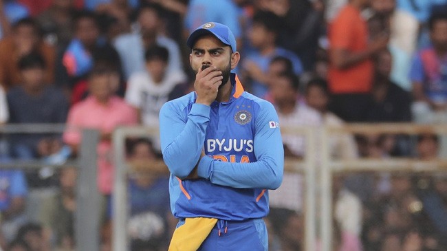 virat kohli ponders over bowling changes