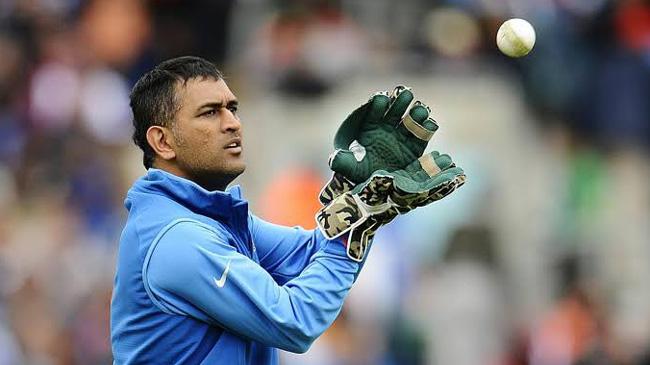 wicket keeper dhoni sad
