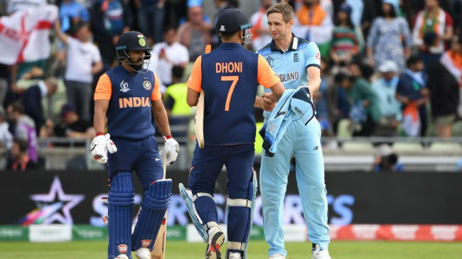 woakes shakes hands with dhoni after englands victory