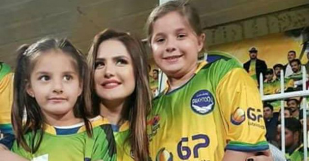 zareen khan with shahid afridi daughter