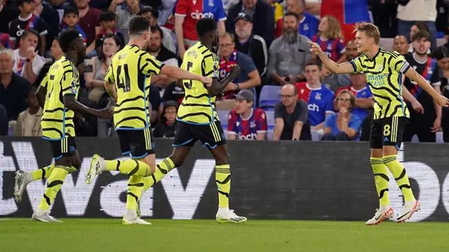 10 man arsenal a battling premier league victory at crystal palace