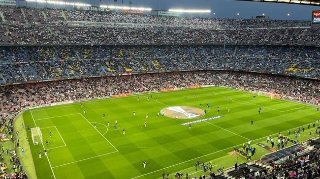 20000 eintracht frankfurt fans pour into camp nou