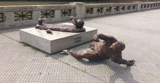 Messi Sculpture legs broke