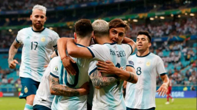 argentina celebrating a goal against venezuela