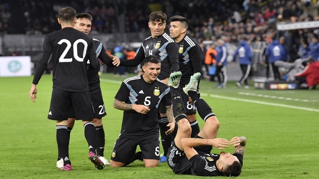 argentina celebrating a goal over germany