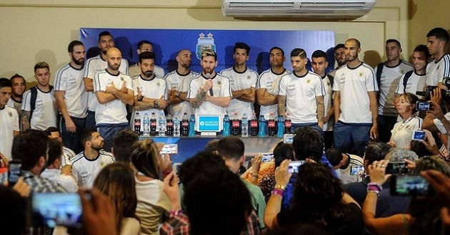argentina players avoid journalist