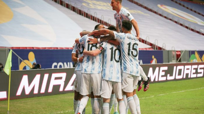 argentina team after goal