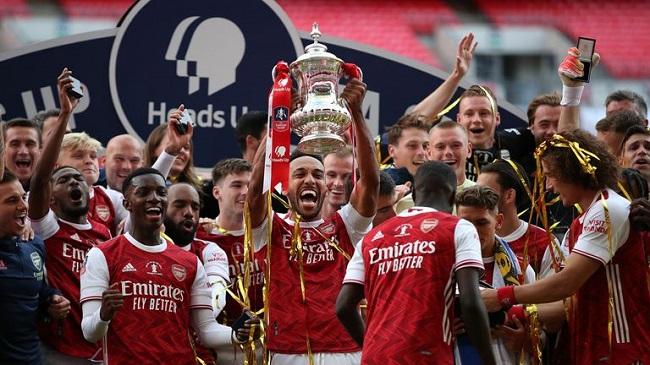 arsenal celebrates fa cup trophy