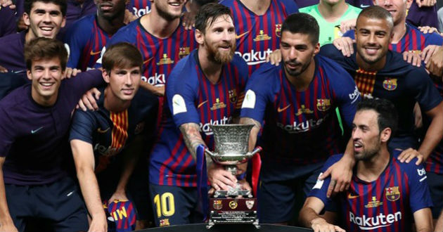 barce celebrating their trophy