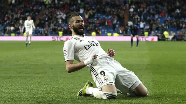 benzema celebrating a goal