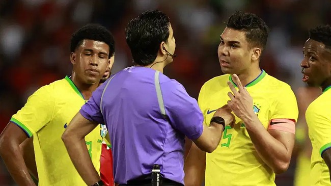 casemiro with referee