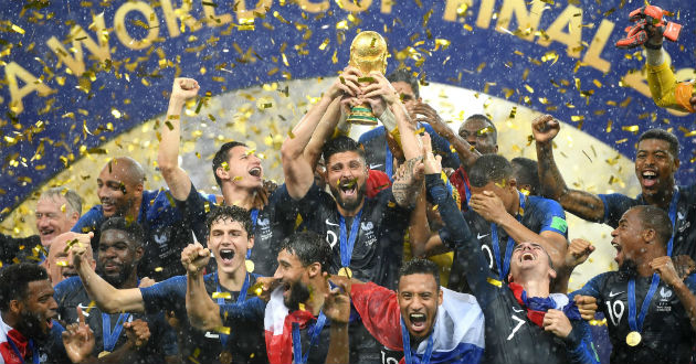 france celebrating thier trophy