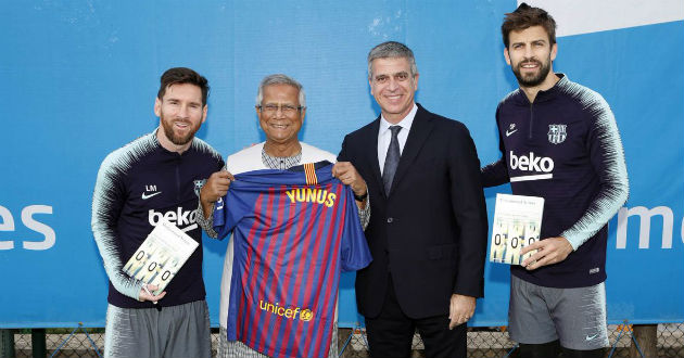 gessi and co pose with dr yunus and his book