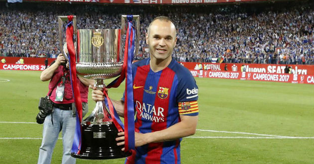 iniesta photo sessions with copa del rey trophy