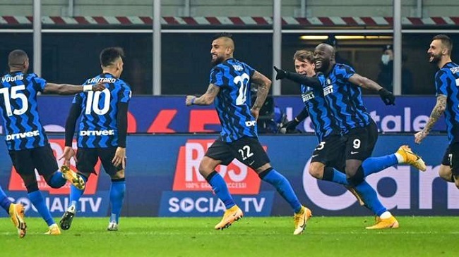 inter milan players celebrate 1