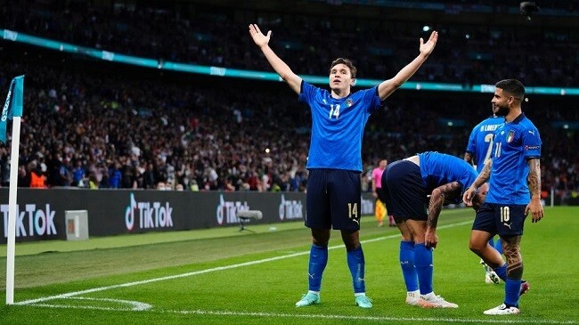 italy celebrating a goal 2021