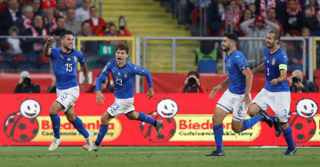 italy celebrating a goal