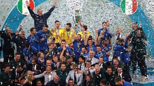 italy celebrating euro 2020 trophy